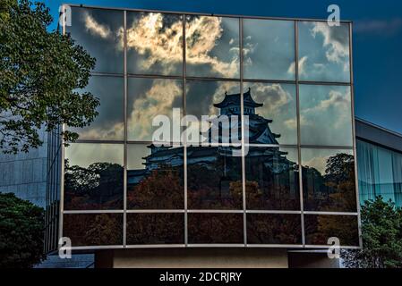 Himeji Schloss spiegelt sich in den Geschichte Museum Fenster, genannt der Weiße Reiher oder Weißer Reiher Schloss, Himeji, Japan. Unesco-Weltkulturerbe. Stockfoto