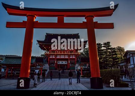 Haupttor, romon, Fushimi Inari-taisha Tempel, Patron der Landwirtschaft und des Geschäfts, erbaut in der Heian Periode, Kyoto, Japan Stockfoto