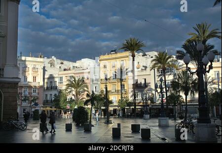 Der Platz San Juan de Dios in Cadiz (Andalusien, Spanien) unter einem dunklen stürmischen Himmel. Stockfoto