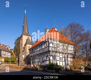 Das Restaurant Leimkasten und die Evangelische Kirche in Wettern-Wengern, Nordrhein-Westfalen, Deutschland. das Restaurant Leimkasten und die Evangelisc Stockfoto