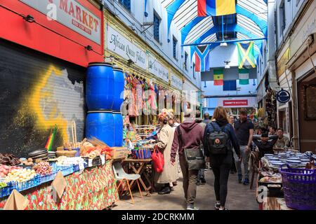 Leute stöbern, essen und trinken in Brixton Village Market, Brixton, London, England, UK Stockfoto