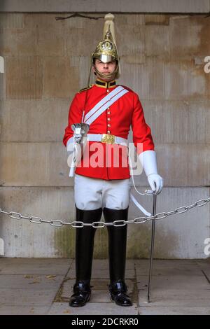 Soldat des Queen's Guards, Haushalt, Stand vor der Horse Guards Gebäude, Whitehall, London Stockfoto