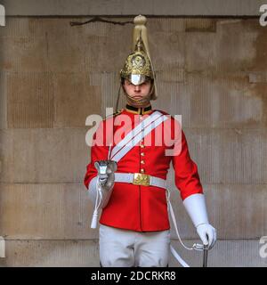 Soldat des Queen's Guards, Haushalt, Stand vor der Horse Guards Gebäude, Whitehall, London Stockfoto