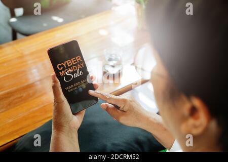 Cyber Monday Sale Konzept, Senior Frau Hand hält Smartphone für Online-Shopping Stockfoto