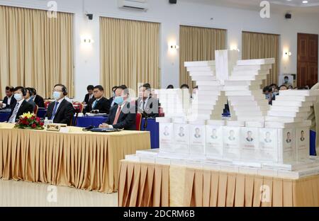 Peking, Kambodscha. September 2020. OM Sarith, Generalsekretär des kambodschanischen Senats (1. R, Front) und chinesischer Botschafter in Kambodscha Wang Wentian (2. R, Front) nehmen am 29. September 2020 an der Eröffnungszeremonie des dritten Bandes von "Xi Jinping: The Governance of China" in Phnom Penh, Kambodscha, Teil. Quelle: Fearum/Xinhua/Alamy Live News Stockfoto