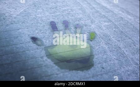 Handprint auf tiefgefrorenem Autoglas, Winter und Silhouette Stockfoto