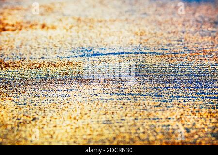 Gold Glitter auf blauem Bokeh abstrakt funkelnden defokussierten Hintergrund.Weihnachten, Silvester, Party, Feier Konzept. Farbe der dunklen Federn. Stockfoto