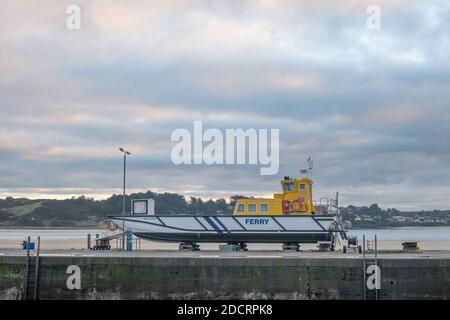 Die Black Tor II Passagierfähre aus dem Wasser in Padstow, Cornwall Stockfoto