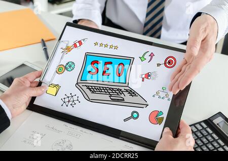 SEO Konzept von einem Geschäftsmann gezeigt Stockfoto