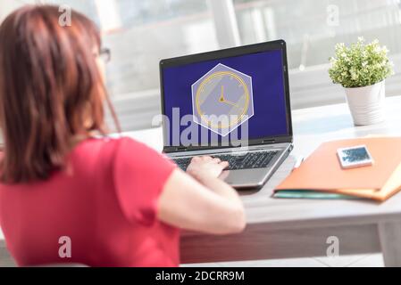 Laptop-Bildschirm mit einem Zeitmanagement-Konzept Stockfoto
