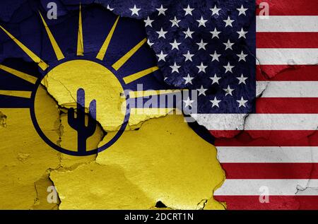 Flaggen von Mesa und USA auf rissige Wand gemalt Stockfoto