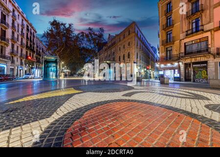 Pavement Mosaik entworfen von Künstler Joan Miro auf Rambla Fußgängerzone , Barcelona, Katalonien, Spanien Stockfoto