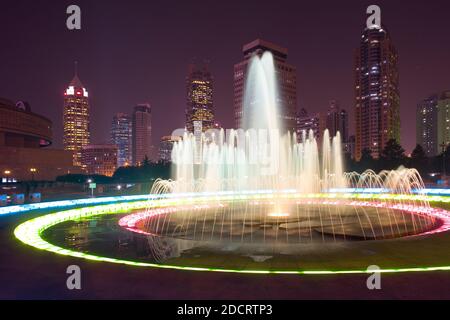 Skyline von Bürogebäude aus Renmin Park (Platz des Volkes), Huangpu District, Shanghai, China, Asien Stockfoto