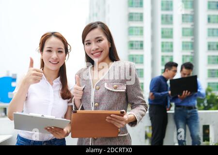 Glückliche erfolgreiche Geschäftsfrauen Stockfoto