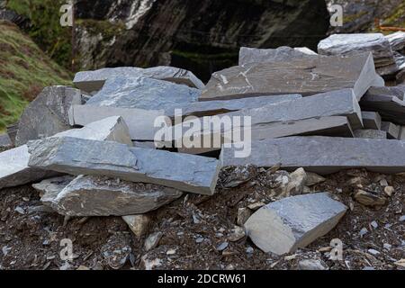 Platten aus Schiefergestein im Valentia Island Quarry, County Kerry, Irland Stockfoto