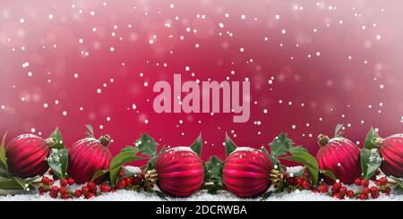 Rote Weihnachtskugeln festliche Winterdekoration Hintergrund. Stockfoto