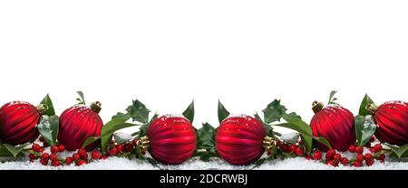 Breite weihnachtliche Grenze mit roten Kugeln und Beeren isoliert auf weißem Hintergrund. Stockfoto