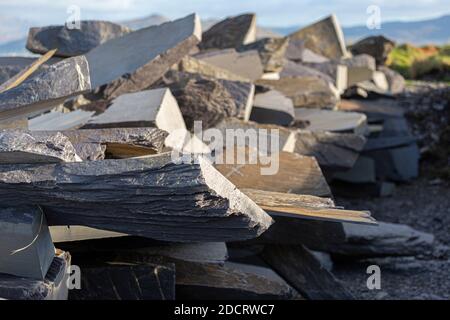 Platten aus Schiefergestein im Valentia Island Quarry, County Kerry, Irland Stockfoto