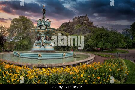 Restaurierte Ross Brunnen, Princes Street Gardens und Edinburgh Stockfoto