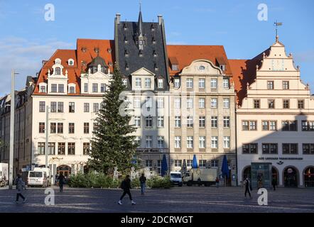 Leipzig, Deutschland. November 2020. Der geschmückte Weihnachtsbaum steht auf dem Leipziger Marktplatz. Eigentlich würde der Leipziger Weihnachtsmarkt in diesen Tagen beginnen. Aufgrund der Corona-Schutzverordnung können Weihnachtsmärkte in Sachsen jedoch nicht stattfinden. Dennoch sollten der beleuchtete Weihnachtsbaum und die Weihnachtsdekoration eine weihnachtliche Atmosphäre in der Innenstadt schaffen. Quelle: Jan Woitas/dpa-Zentralbild/dpa/Alamy Live News Stockfoto