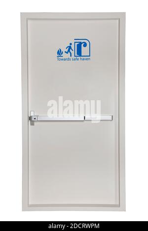 Notausgangstür auf weißem Hintergrund Stockfoto