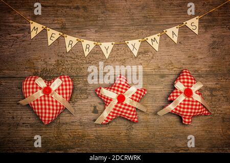 Weihnachten oder Neujahr Dekoration Hintergrund auf einem Holztisch mit Kopierraum und Draufsicht. Rote Weihnachtsschmuck, Herz, Stern und Weihnachtsbaum un Stockfoto