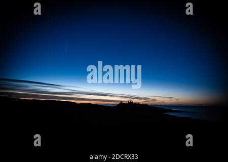 Eine Spätsommernacht in Northumberland mit Blick nach Norden über Dunstanburgh Castle. Stockfoto