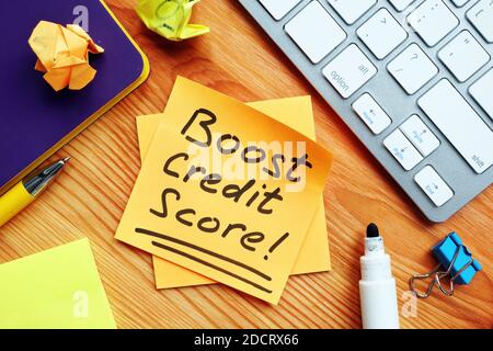 Steigern Sie Kredit-Score-Marke auf dem orangefarbenen Stück Papier. Stockfoto