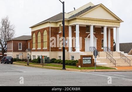 KINGS MTN, NC, USA-4. MÄRZ 2020: Kings Mountain Baptist Church, äußerliche diagonale Ansicht von Sanctuary und Gebäude dahinter. Stockfoto