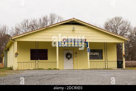 KINGS MTN, NC, USA-4 MARCH 2020: Ein kleines Gebäude, das die Thunder House Biker Church beherbergt, "The Building on the Hill. Stockfoto