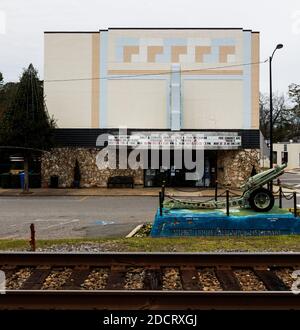 KINGS MTN, NC, USA-4. MÄRZ 2020: Ein Kino in einer kleinen Stadt in NC, mit einer Gedenkkanone und Eisenbahnschienen davor. Stockfoto