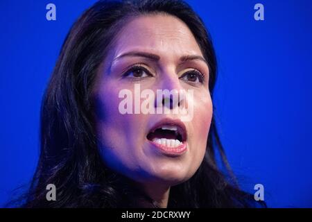 Datei Foto vom 26/02/20 von Innenminister Priti Patel. Der Premierminister und Kabinettsekretär Simon Case hat an Minister und Regierungschefs geschrieben und sie daran erinnert, dass Òno nach einer Untersuchung bullyingÓ Verhalten von Innenminister Priti PatelÕs Platz für   gibt. Stockfoto