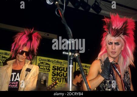 Tony James, Chris Kavanagh und Martin Degville von Sigue Sigue Sputnik leben in den Abbey Road Studios. London, 29. November 1985 – weltweite Nutzung Stockfoto