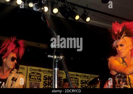 Tony James und Martin Degville von Sigue Sigue Sputnik live in den Abbey Road Studios. London, 29. November 1985 – weltweite Nutzung Stockfoto