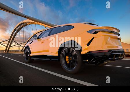 Szczecin, Polen-August 2020: Lamborghini Urus, ein Luxus-Sport-SUV auf der Straße während eines schönen Sonnenuntergangs. 3d-Rendering, 3d-Illustration. Stockfoto