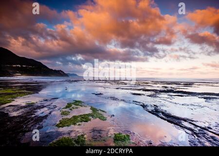 Toller Sonnenuntergang am Wombarra Beach Stockfoto