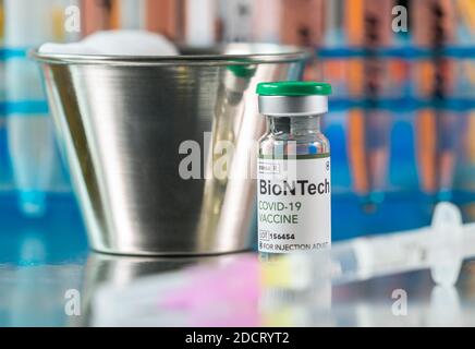 Mehrere Impfstoffe aus verschiedenen Laboratorien mit hoher Wirksamkeit gegen Covid-19, konzeptionelles Bild Stockfoto