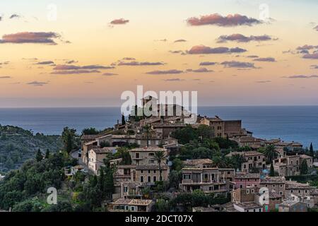 Schöne Aussicht auf die Stadt Deia, in der Sierra de Tramuntana, ein Weltkulturerbe, auf Mallorca, Spanien. Stockfoto