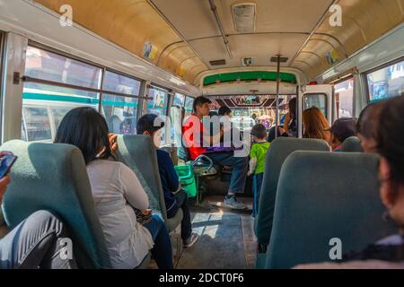 In einem öffentlichen Bus zum Dorf Yotala in der Nähe von Sucre, Cordillera Central, Departemento Chuquisaca, Bolivien, Lateinamerika Stockfoto