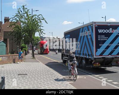 Ein Radfahrer überquert eine neu renovierte Kreuzung an der Lea Bridge Road, London, Großbritannien. Teil des Mini Holland-Programms von Waltham Forest für Radfahren und sicherere Straßen Stockfoto