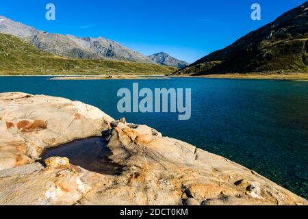 Der See Lago di Montespluga im Tal Val San Giacomo, in der Nähe des Dorfes Montespluga unterhalb des Passes Passo della Spluga. Stockfoto