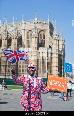 Joseph Afrane in Gewerkschaft Jack Klage protestiert vor dem parlament, halten Zeichen glauben in Großbritannien , London , Großbritannien Stockfoto