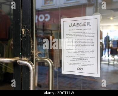 Ein Coronavirus-Verschlusshinweis an der Eingangstür eines staubigen Jaeger-Ladens in der Butcher Row Salisbury UK. Oktober 2020. Stockfoto