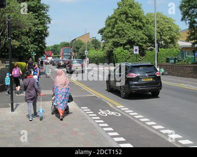 Eine Familie überquert eine neu renovierte Kreuzung an der Markhouse Road, London, Großbritannien. Teil des Mini Holland-Programms von Waltham Forest für sicherere Straßen Stockfoto