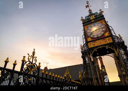 Chester's berühmte Eastgate Uhr kurz nach Sonnenaufgang an einem sonnigen Wintermorgen, mit Kondensation leicht verdeckt das Zifferblatt. Stockfoto