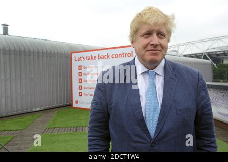 Boris Johnson, bei der Vote Leave Rallye im Jahr 2016 Vote Leave Rallye auf Formans Fish Island in East London angesprochen Stockfoto