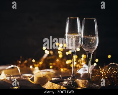 Zwei weihnachtliche Gläser Champagner auf dem Tisch kopieren Platz Stockfoto
