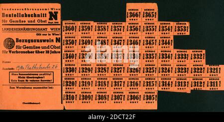 Europa, Österreich, Wien, Zeit nach dem 2. Weltkrieg, Lebensmittelkarte für Gemüse und Obst für Verbraucher über 18 Jahre des Landesernährungsamtes Wien, herausgegeben 1948 , Größe : 29,5 cm x 14 cm , Rechte werden nicht vertreten / Europa, Österreich, Wien, Zeit nach dem Zweiten Weltkrieg , Lebensmittelmarken für Verbraucher über die 18 Jahre für Gemüse und Obst, erschienen 1948 beim Lebensmittelbüro Wien , Größe: 29,5 cm x 14 cm, es gibt keine Rechte. Stockfoto