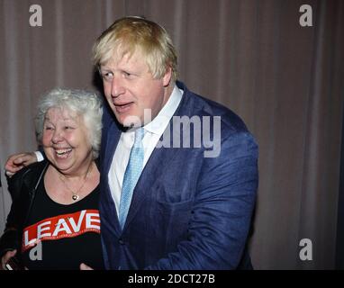 Boris Johnson, bei der Vote Leave Rallye im Jahr 2016 Vote Leave Rallye auf Formans Fish Island in East London angesprochen Stockfoto