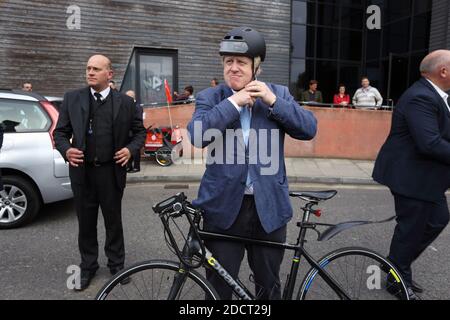 Großbritannien /London /Stimme Verlassen Sie die Rallye im Osten Londons Boris Johnson fährt mit seinem Fahrrad. Stockfoto